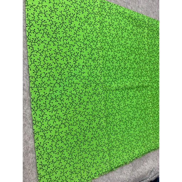 Green Cotton Fabric Black Vine-Like Pattern 18"x22" Fat Quarter Quilting Craftin - Picture 4 of 9